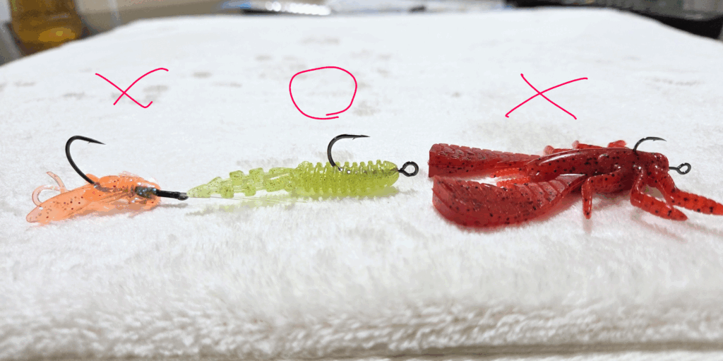 チニングで使用するソフトルアーとフックの組み合わせバランスの違いを説明した画像。